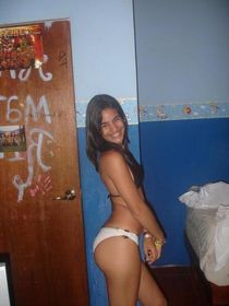 Indian babe Sunny flashing
